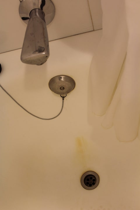 Gelbe Flecken in der Badewanne Hotel Eden Soller