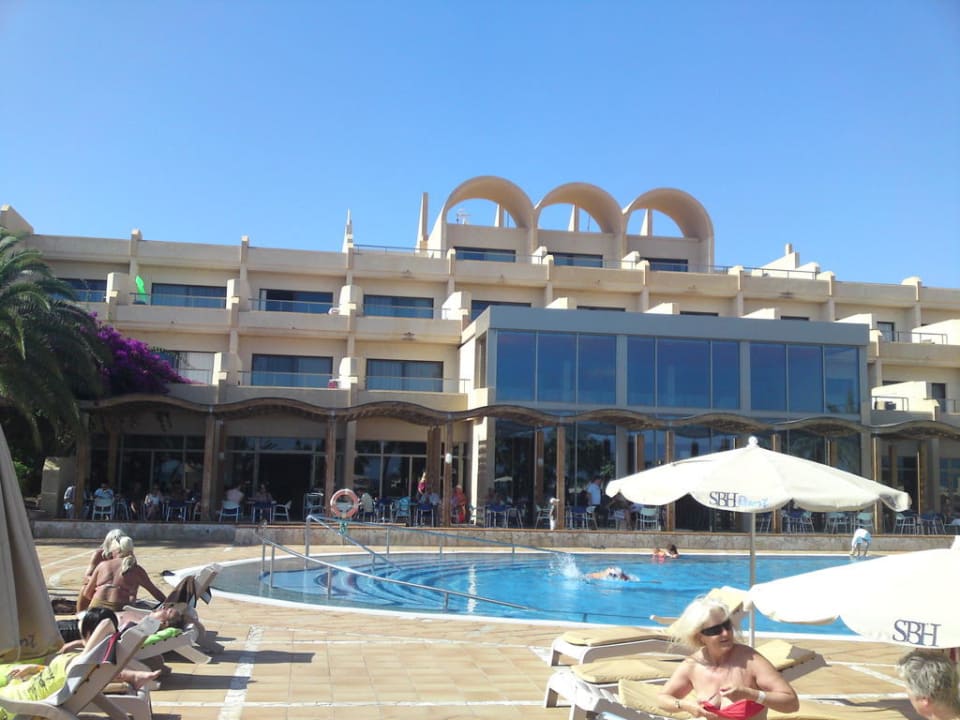 Pool mit Blick auf das Hotel SBH Hotel Taro Beach