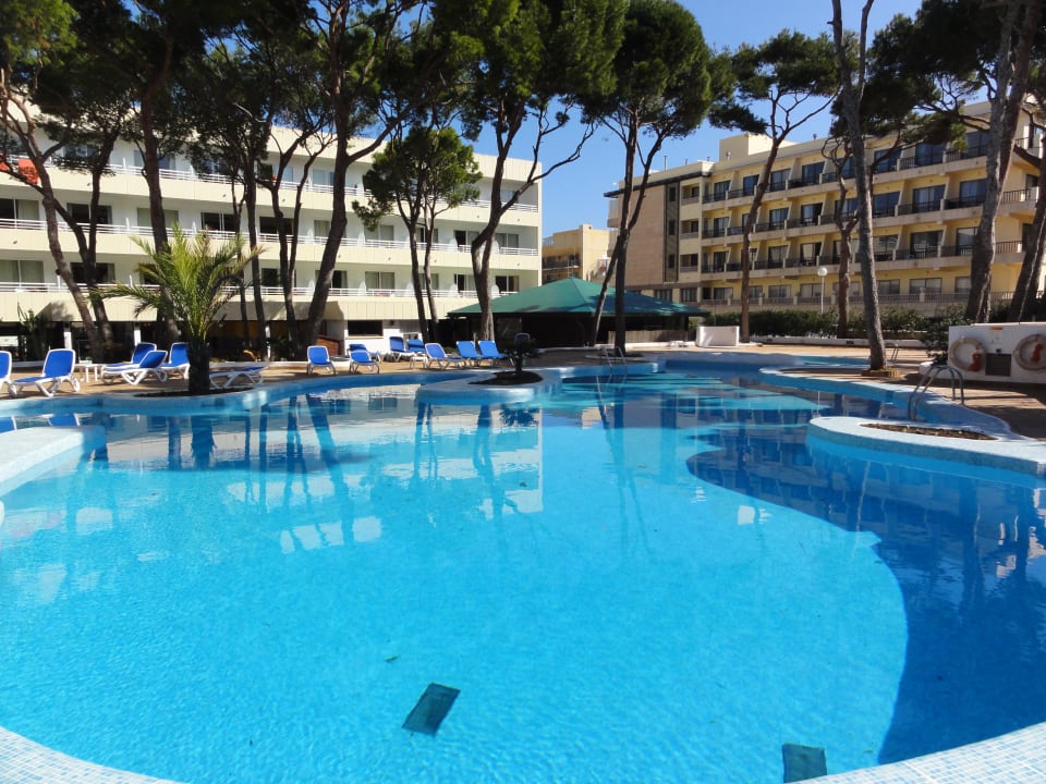 Pool mit Blick zum Hotel Hotel & Spa S'Entrador Playa