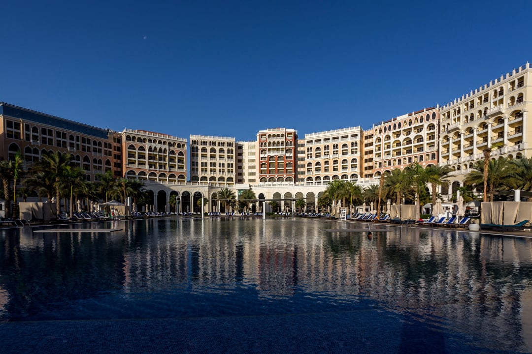 Blick über den Pool The Ritz-Carlton Abu Dhabi Grand Canal