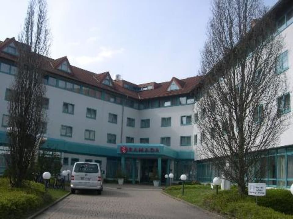 Einfahrtbereich H+ Hotel Stuttgart Herrenberg