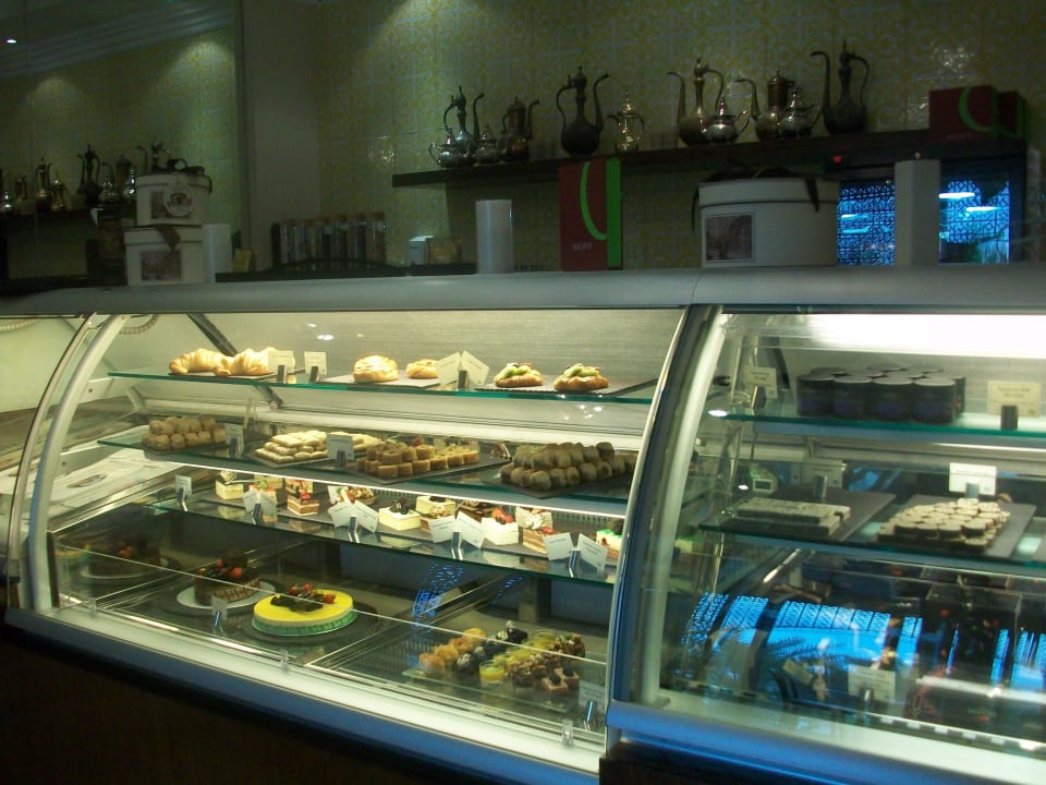 "Cafe mit lecker Süssigkei..." Hotel Sofitel Bahrain Zallaq Thalassa
