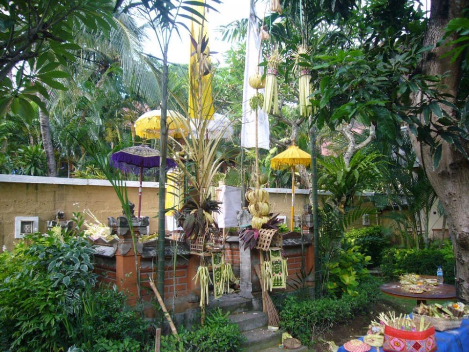 Kleiner Tempel im Maharta Beach Resort Maharta Beach Resort