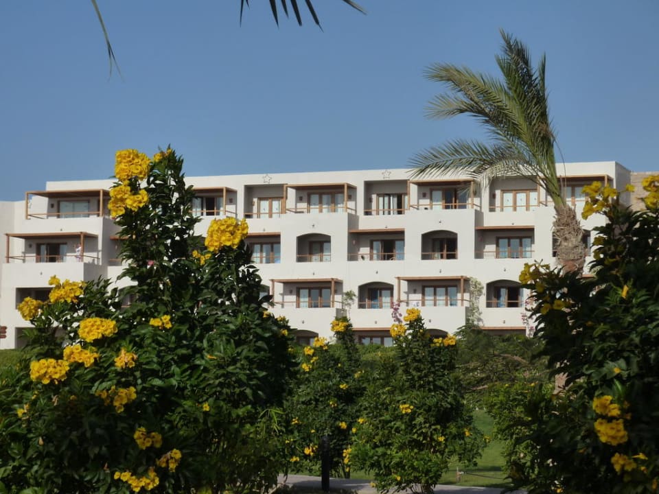 Blick vom Strand auf das Hotel Fort Arabesque Resort, Spa & Villas