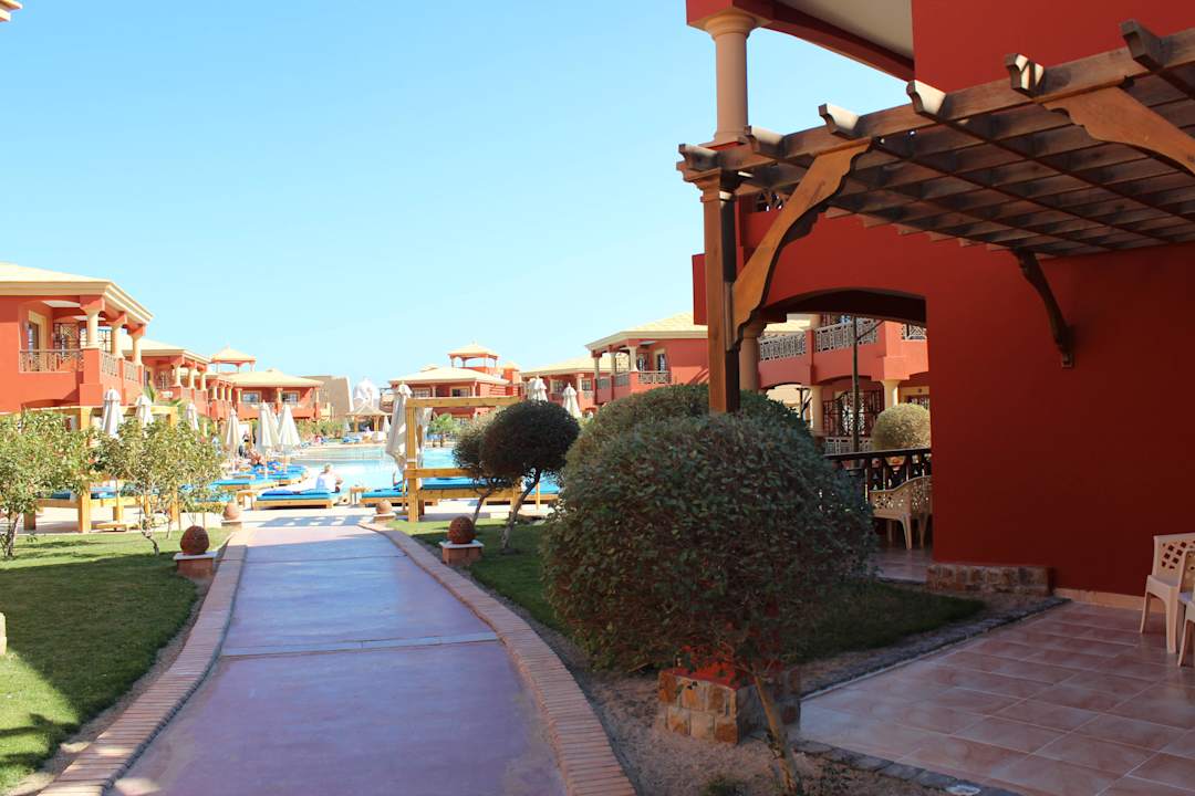 Unser Weg zum beheizten Pool Pickalbatros Alf Leila Wa Leila Resort - Neverland Hurghada