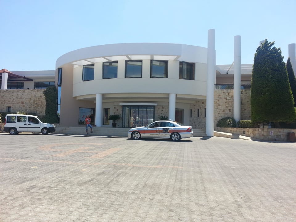 Eingang zum Hotel Grand Hotel Holiday Resort