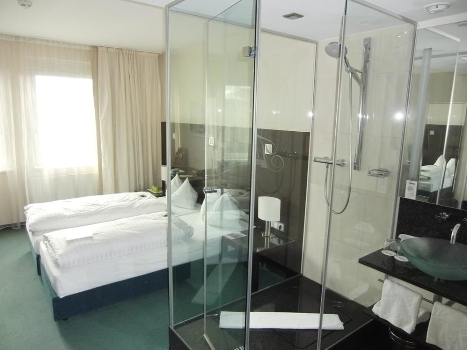 Die gläserne Dusche mitten im Raum Flemings Hotel Wien-Stadthalle