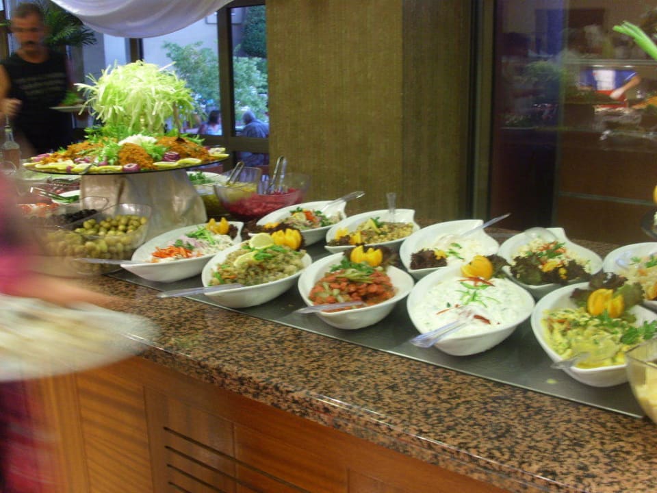 Salat und Beilagenbüffet im Restaurant Hotel Victory Resort