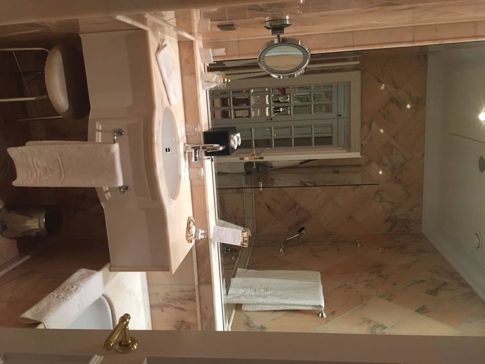 Zimmer im 1. Stock haben roten Marmor im Bad Althoff Grandhotel Schloss Bensberg