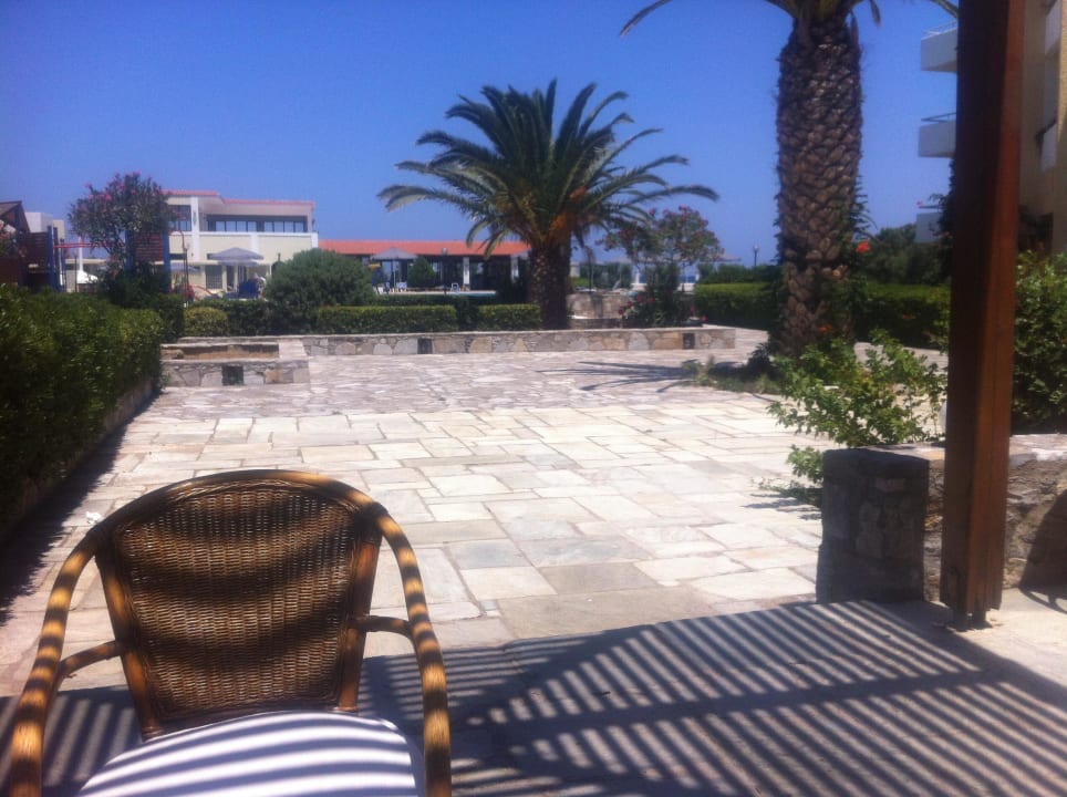 Blick von der Kaffeeterrasse zur Poolbar Dessole Dolphin Bay Resort