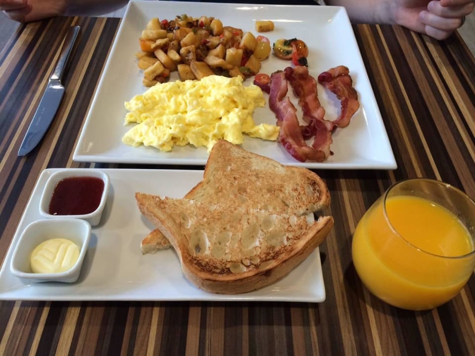 American Breakfast Hotel Wyndham Santa Monica at the Pier