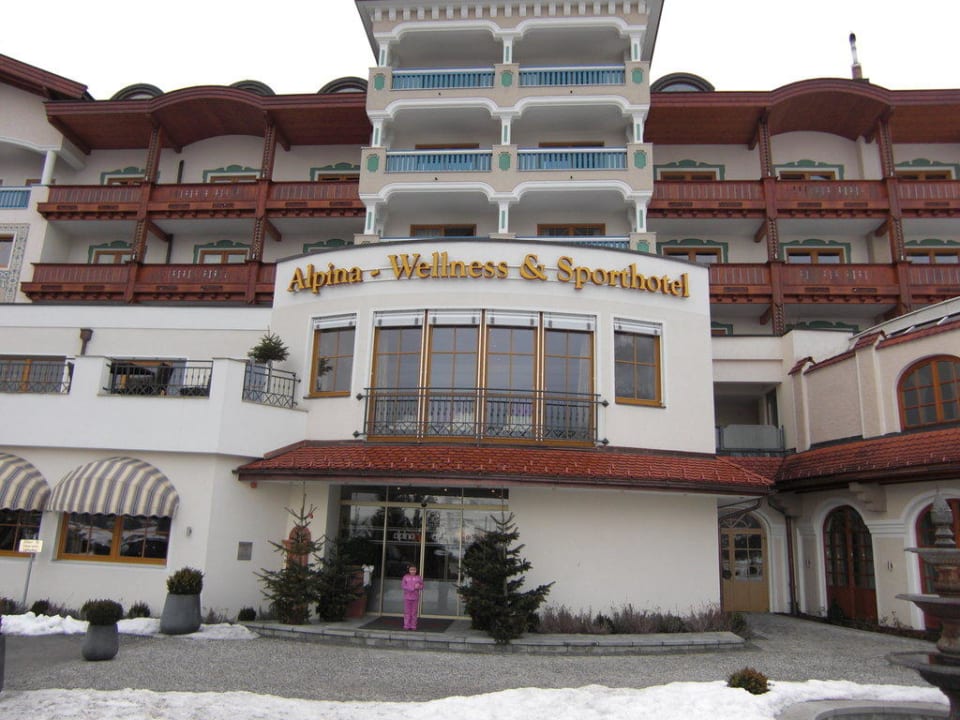 Hoteleingang Alpina Alpendorf