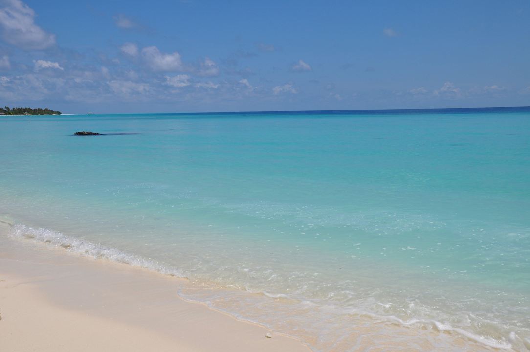 Glasklares sauberes Wasser Kuramathi Maldives