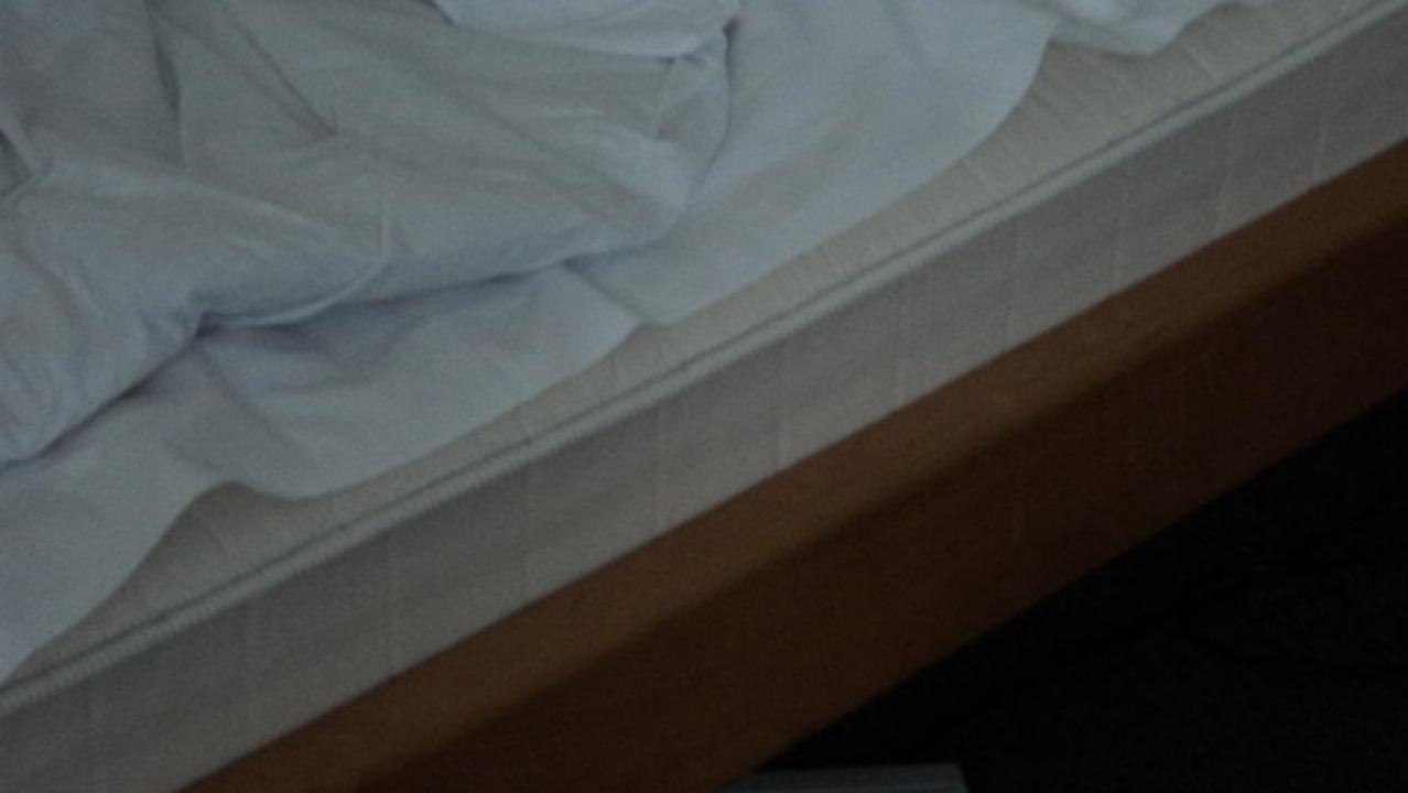 Notdürftig bezogenes Bett freiraum Gästehaus