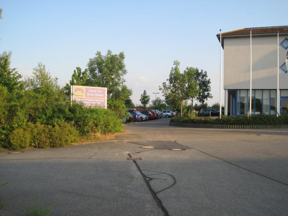 Zum Parkplatz des Hotel Hotel Wyndham Garden Wismar
