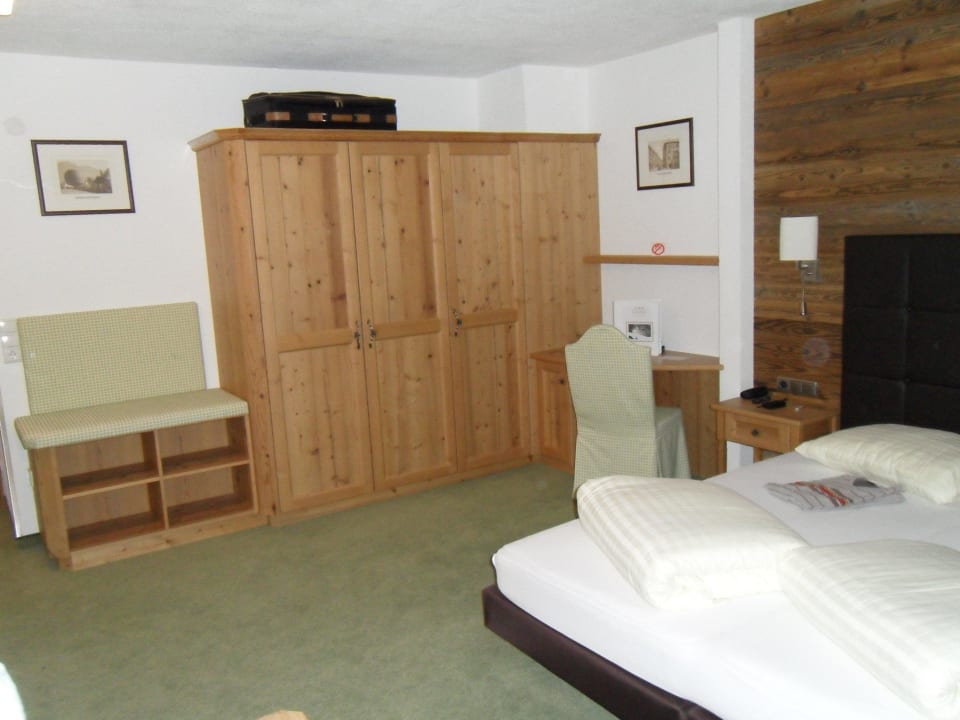 Goßer Schrank  Hotel Edelweiss Schlössl