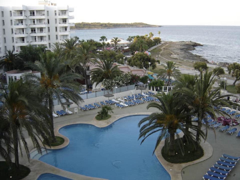 Pool am Abend Aparthotel Playa Dorada