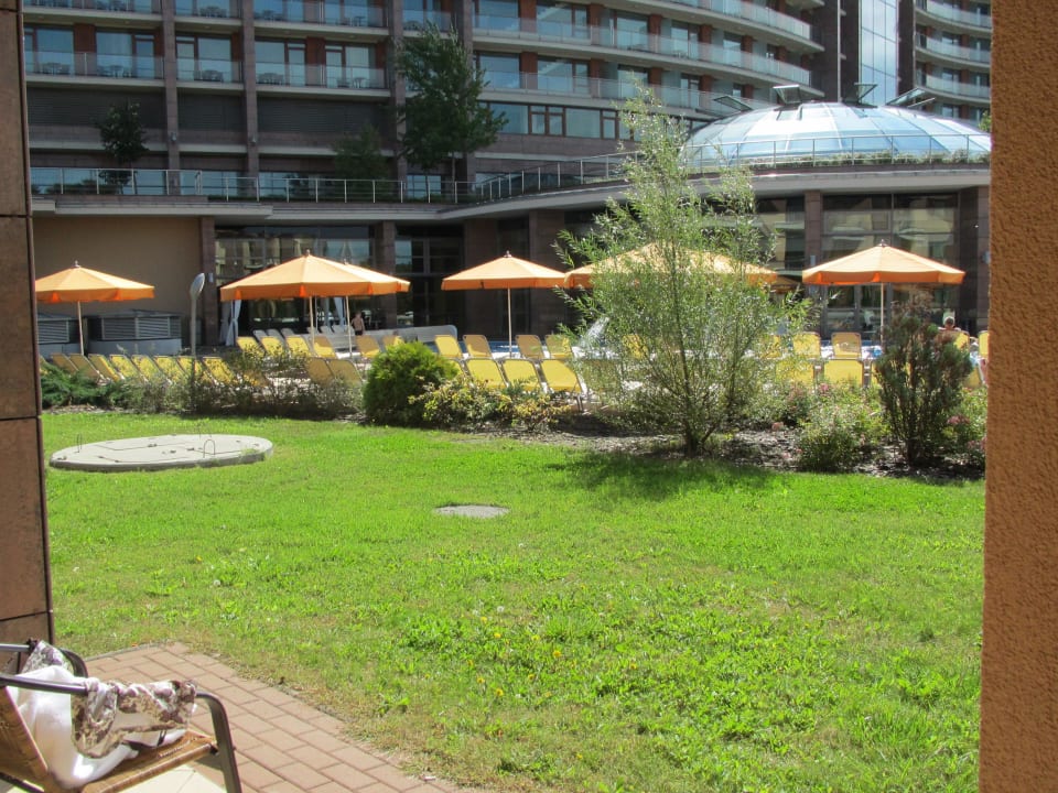 Terasa apartnámu, v dohledu bazén Aquaworld Resort Budapest