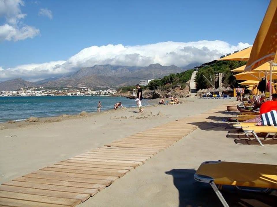 Strand Blick auf Ortschaft Atlantica Mikri Poli Crete