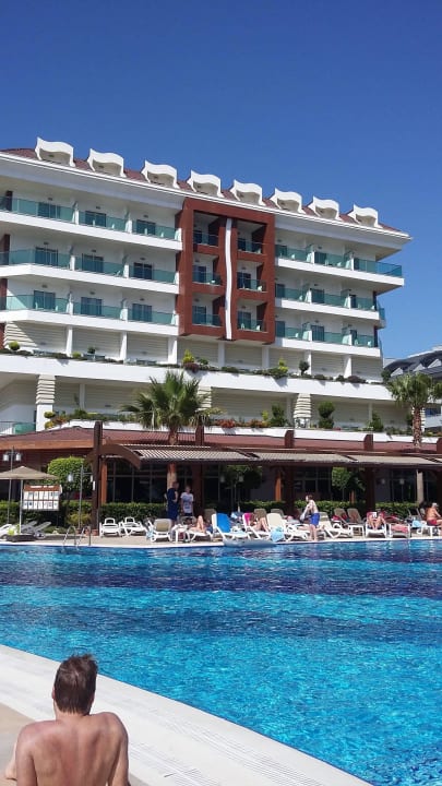 Ein Teil des Hotels mit Pool Adalya Ocean Deluxe