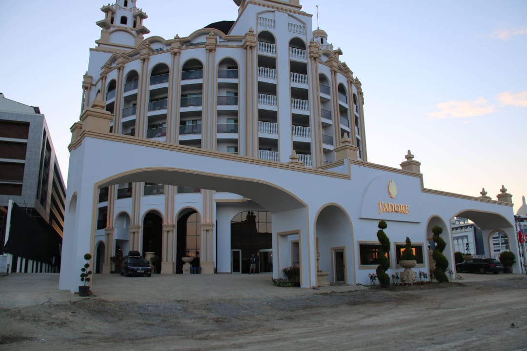 Der Eingang  J'adore Deluxe Hotel & Spa