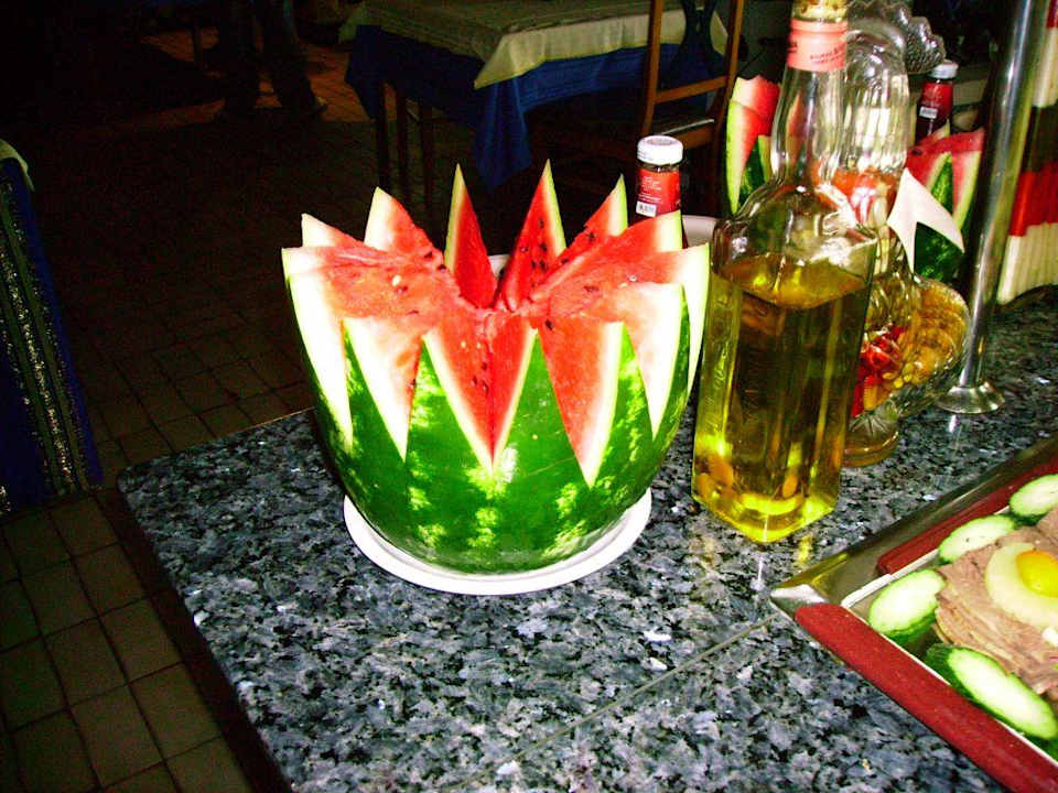 Liebevoll geschnitzte Wassermelone Hotel El Fell Resort & Spa