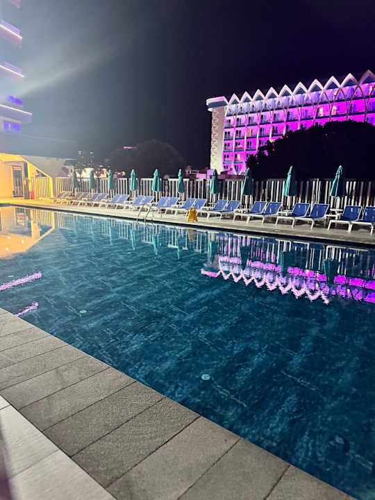 Außenansicht Granada Luxury Red ( Adult +16)
