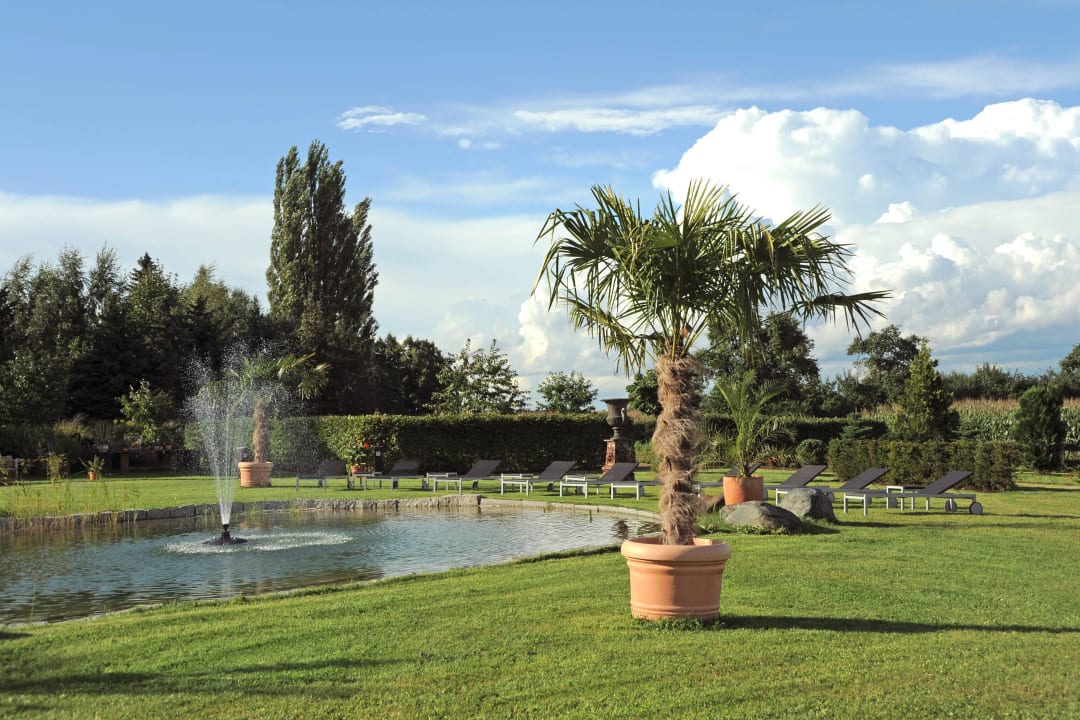 Hotelgarten mit Teich und Liegewiese Romantik Hotel Schwanefeld & Spa