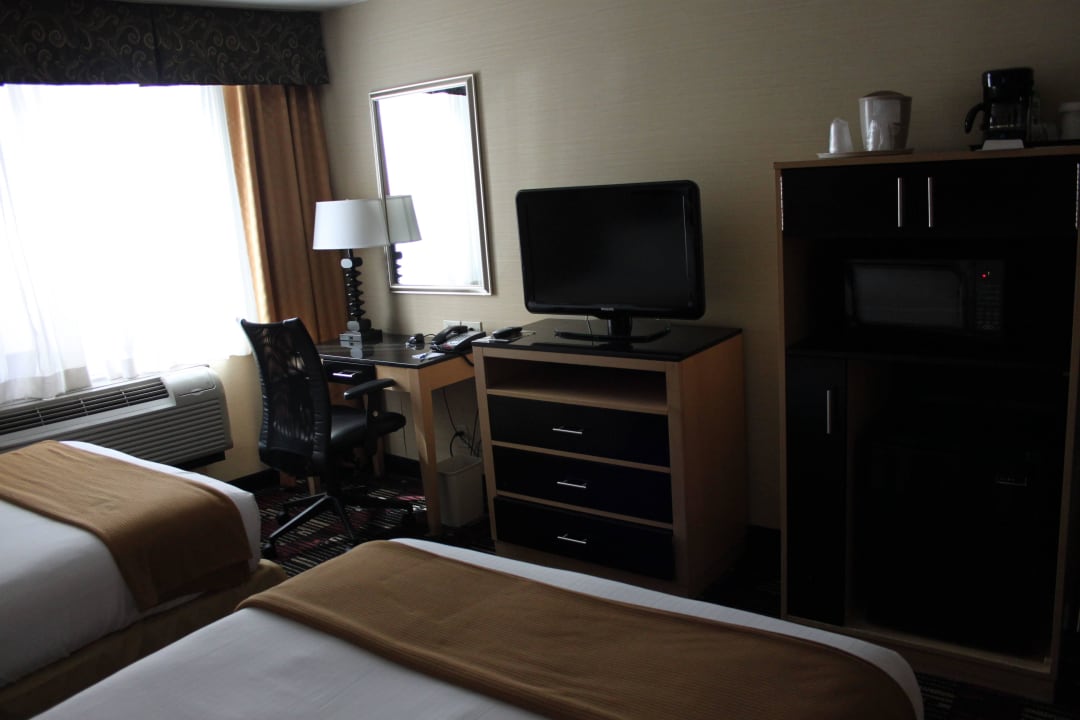 Schreibtisch, Schrank, Mikrowelle, Kaffeemaschine Hotel Holiday Inn Express New York City Wall Street