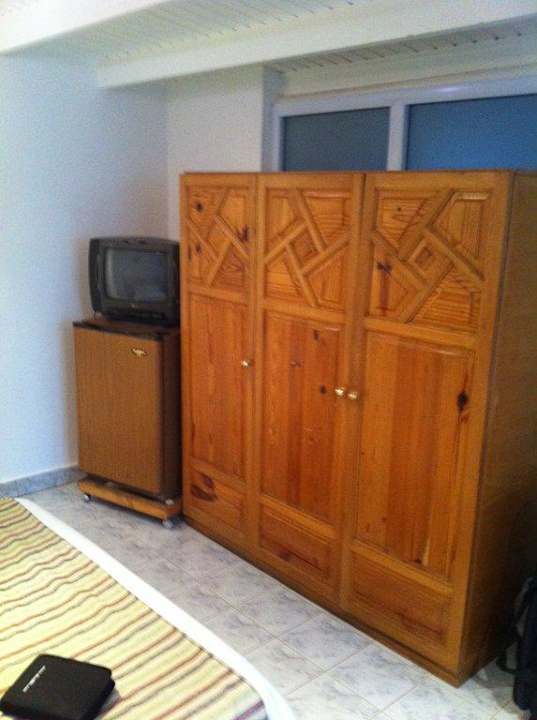 TV, Kühlschrank mit Minibar und Kleiderschrank Ghazala Beach