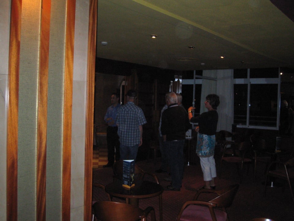 Warten auf freien Tisch allsun Hotel Lucana