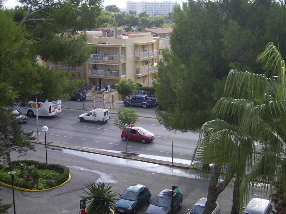 Die Aussicht vom Balkon auf die Straße allsun Hotel Eden Alcudia