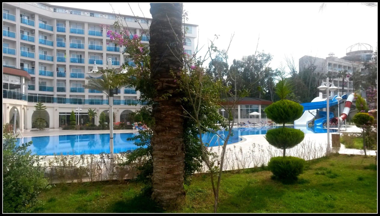 Vom Strand zum Hotel laufend Annabella Diamond Hotel & Spa