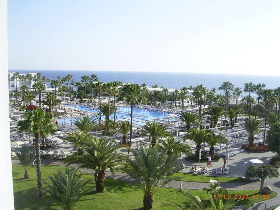 Im Hintergrund der Atlantik Hotel Riu Gran Canaria
