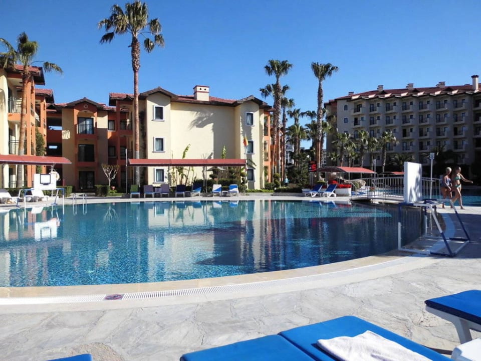 Vom Pool mit Blick auf das Hotel Miramare Queen Hotel