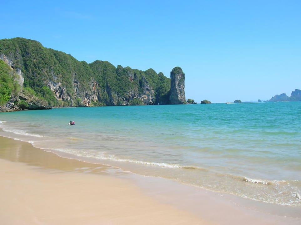 Strand direkt vor dem Hotel Aonang Villa Resort