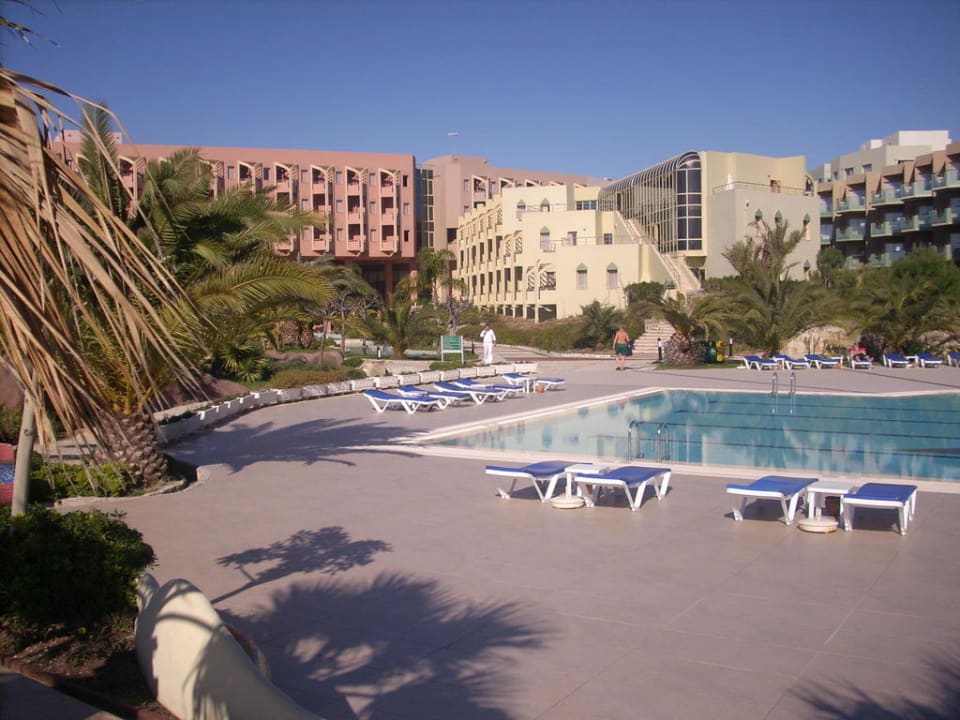 Pool und Hotel Blue Waters Club