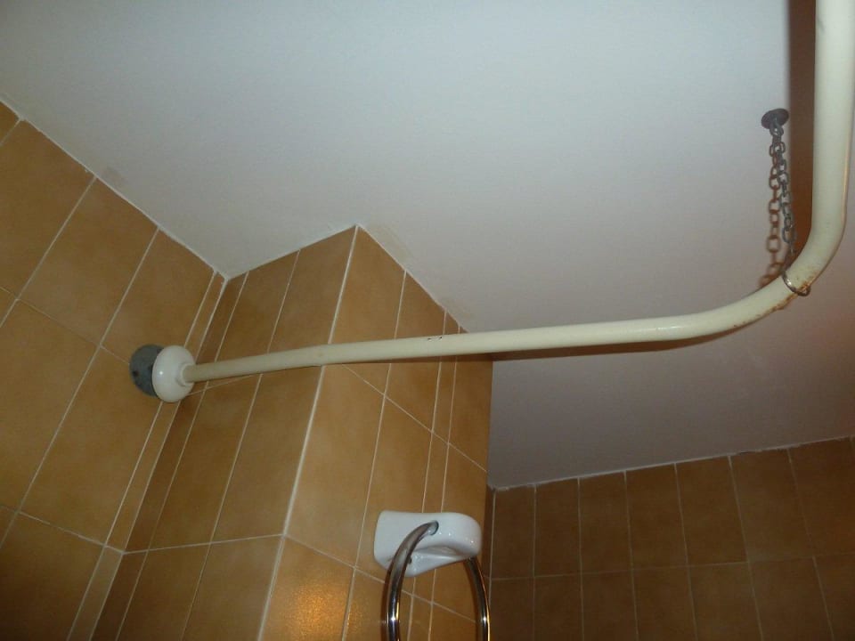Die Duschstange - eine wackelige Angelegenheit. Gavimar Ariel Chico Club & Resort