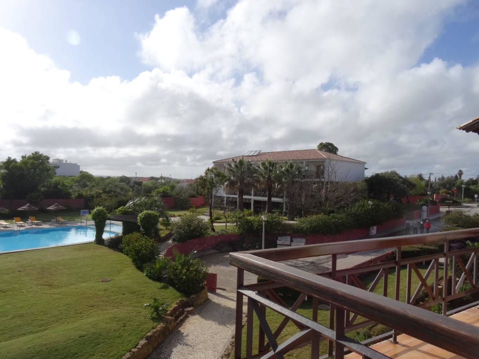 Blick auf Garten, Pool + Haupthaus Hotel Luzmar Villas