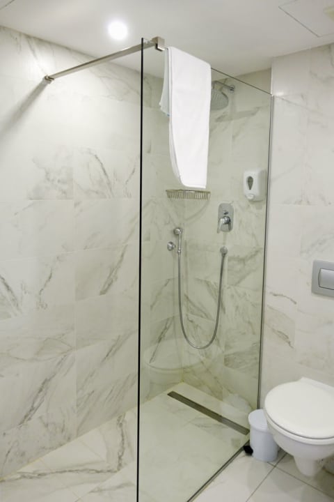 Moderne Dusche mit großer Regenbrause Riviera Spa Resort - Adults Only