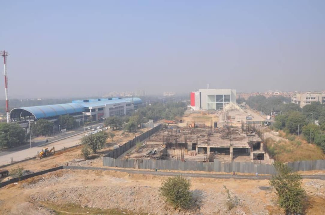 Trostlos - links zu sehen die S-Bahn_Station Radisson Blu Hotel New Delhi Dwarka