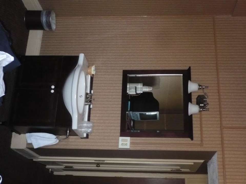 Waschtisch im Zimmer SureStay Signature Collection Genetti Hotel