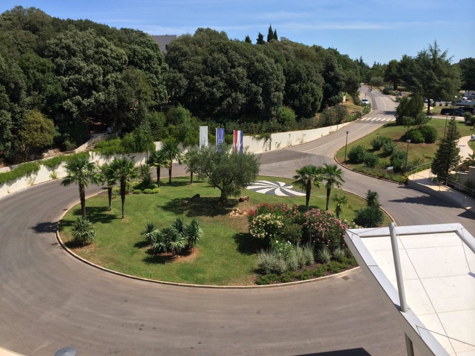 Gepflegter Hoteleingang Valamar Parentino Hotel