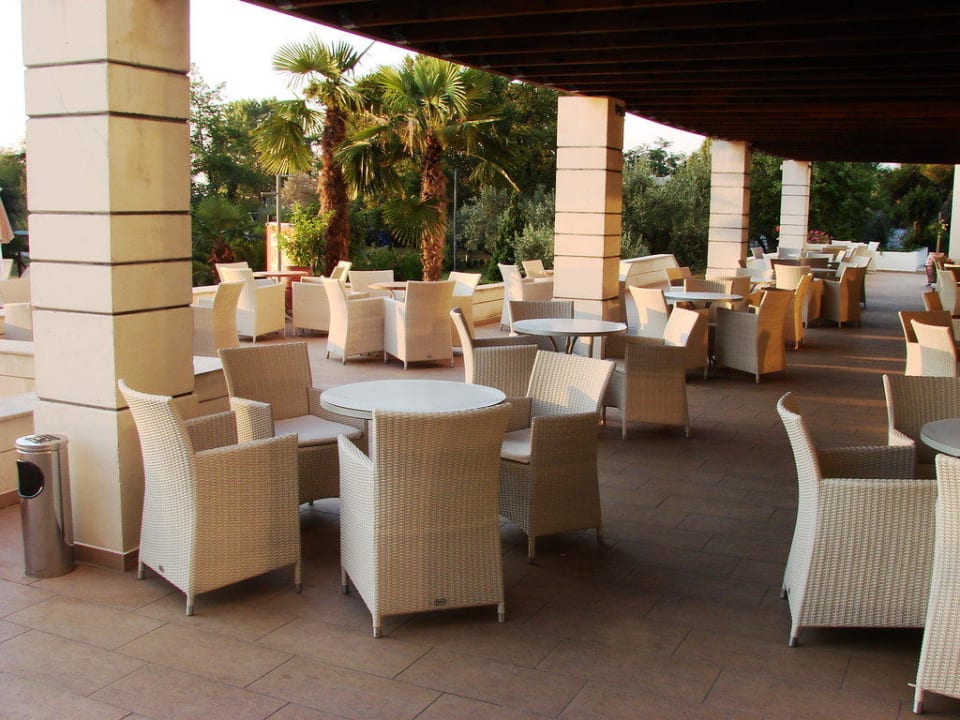 Aussenbereich der Mainbar Olympian Bay Grand Resort