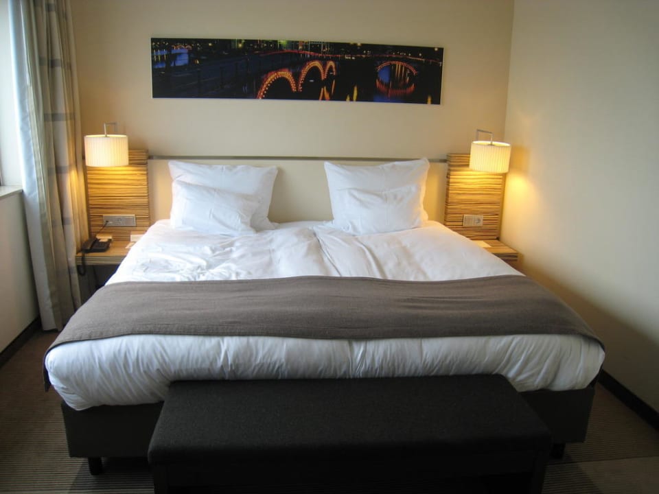 Schlafbereich einer Junior Suite Mövenpick Hotel Amsterdam City Centre