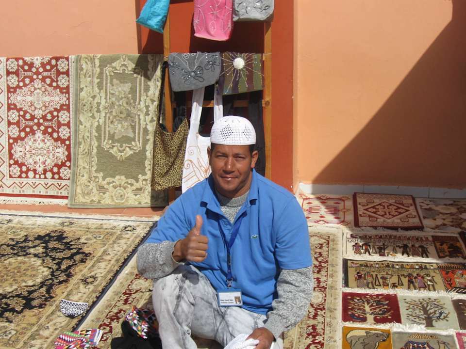 Главный мастер по плетению ковров Pickalbatros Alf Leila Wa Leila Resort - Neverland Hurghada