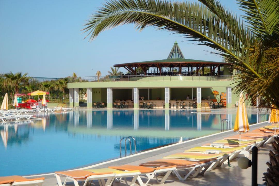 Pool mit Bar VONRESORT Golden Coast