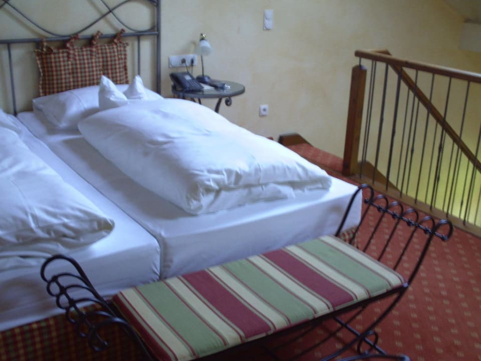 Bett auf Galerie Hotel & Landgasthof Altwirt