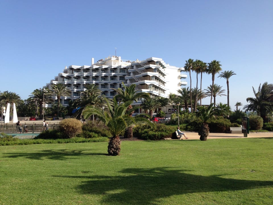 Blick auf das Hotel vom Einkaufszentrum Hotel Faro, a Lopesan Collection Hotel