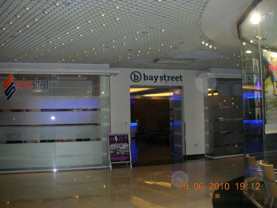 Eingang zum Hotel Baystreet be.HOTEL